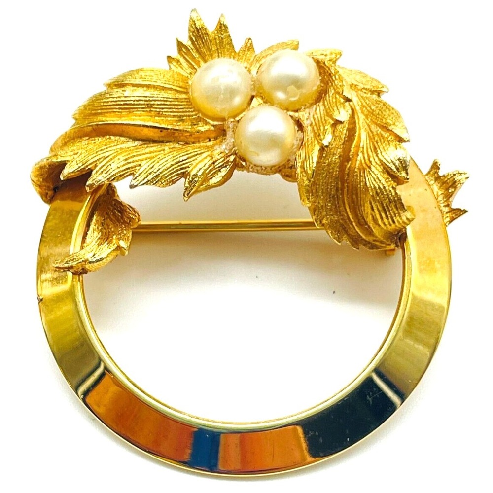 Sarah Coventry Gold Tone Circle Brooch Faux Pearl Wreath Vintage Pin Signed